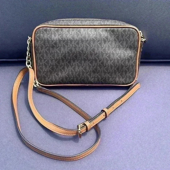 Michael Kors Crossbody EUC - Picture 2 of 6